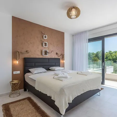 Modern In Novigrad With Swimming Pool Feriehus
