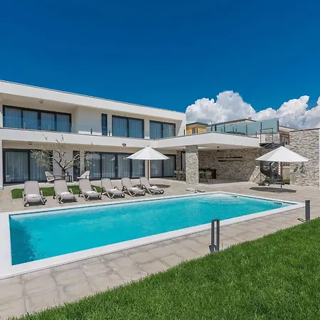 Feriehus Modern In Novigrad With Swimming Pool *