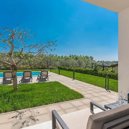 Modern In Novigrad With Swimming Pool Feriehus