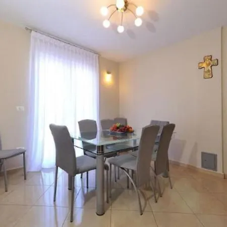 بيت للعطل Modern Holiday In Novigrad With Swimming Pool *