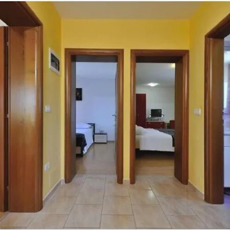 Modern Holiday In Novigrad With Swimming Pool بيت للعطل