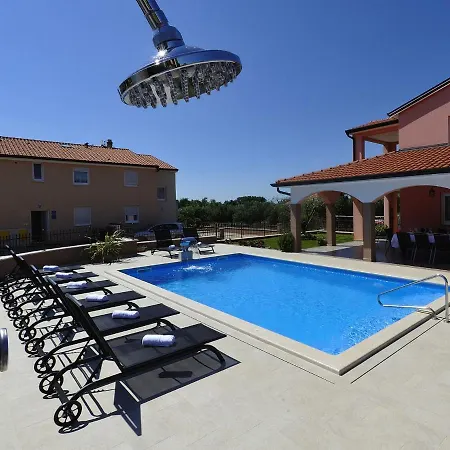 Modern Holiday In Novigrad With Swimming Pool بيت للعطل