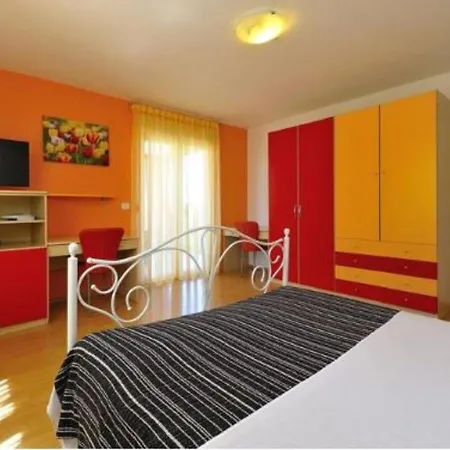 Modern Holiday In Novigrad With Swimming Pool بيت للعطل Novigrad Istria