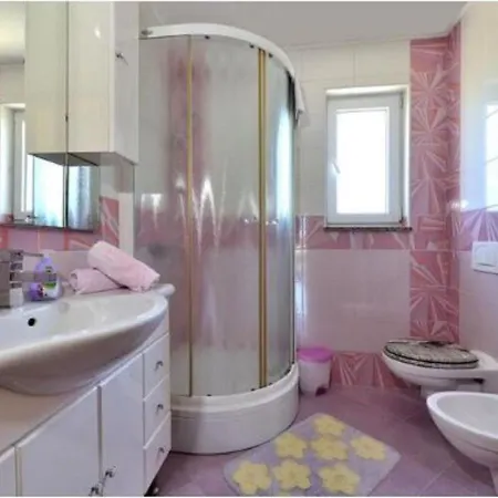 Modern Holiday In Novigrad With Swimming Pool بيت للعطل Novigrad Istria