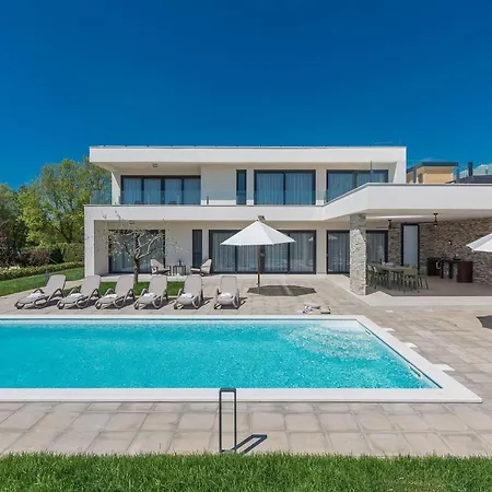Prázdninový dům Modern In Novigrad With Swimming Pool