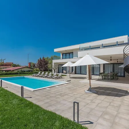 Prázdninový dům Modern In Novigrad With Swimming Pool *