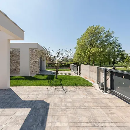Prázdninový dům Modern In Novigrad With Swimming Pool Bužinija