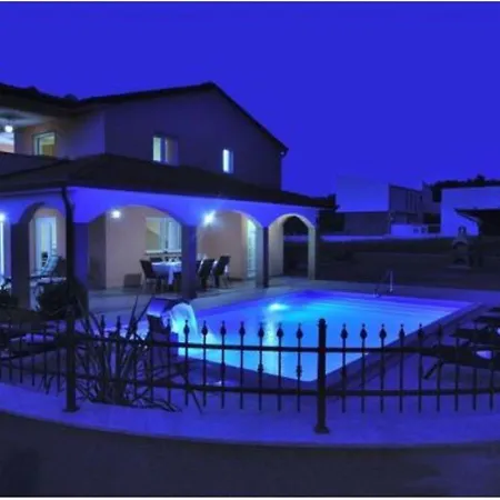 Modern Holiday In Novigrad With Swimming Pool * Novigrad Istria