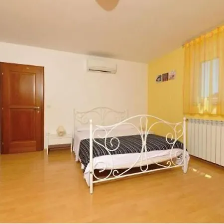 Modern Holiday In Novigrad With Swimming Pool Tatil Evi